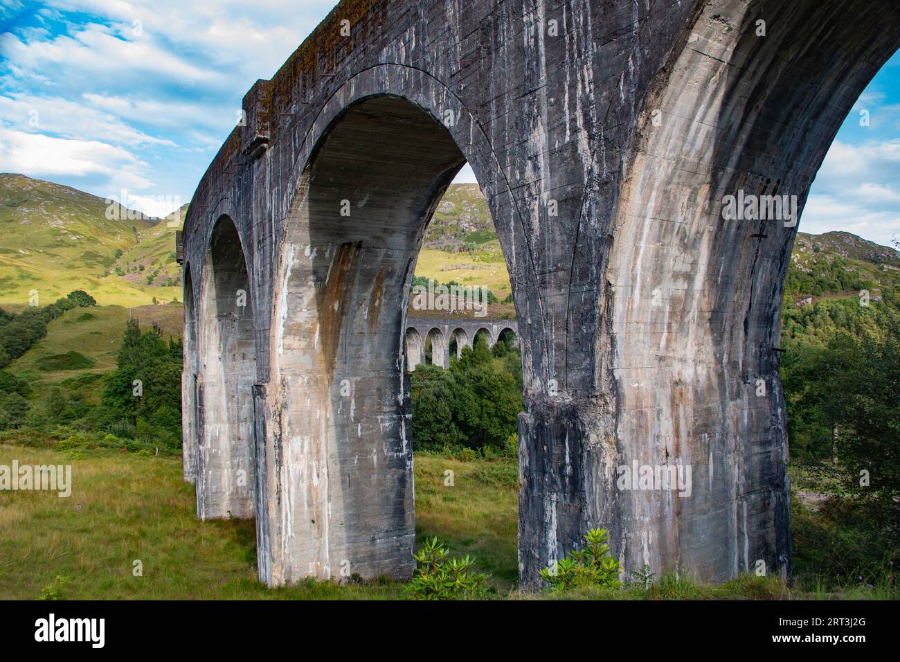 Glenfinnan Viaduc, chemin de fer emblématique de 1901 avec une travée incurvée de 21 arches, présenté dans plusieurs films de Harry Potter, Glenfinnan, West Highlands, Écosse Banque D'Images