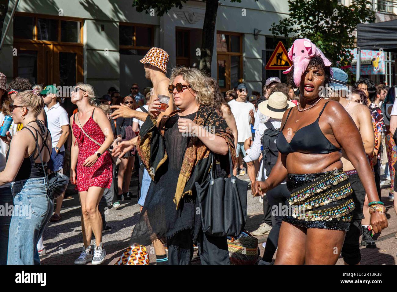 Des gens dansent dans la rue au Kallio Block Party 2023 à Helsinki, Finlande Banque D'Images