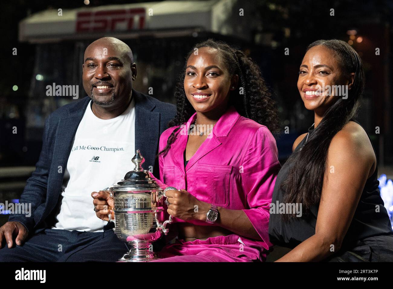 New York, États-Unis. 09 septembre 2023. Coco Gauff vainqueur du championnat féminin de l'US Open et ses parents posent avec un trophée devant une fontaine au Billie Jean King tennis Center à New York le 9 septembre 2023. (Photo de Lev Radin/Sipa USA) crédit : SIPA USA/Alamy Live News Banque D'Images