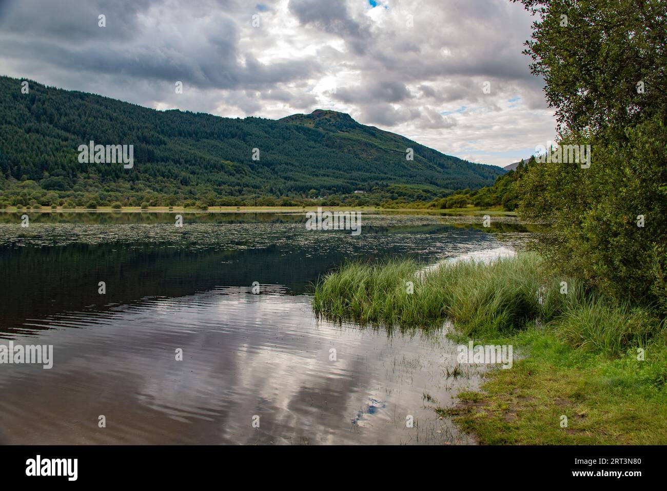 Magnifique Loch gagnez un jour nuageux d'été, Lochearnhead, Perthshire, Écosse Banque D'Images