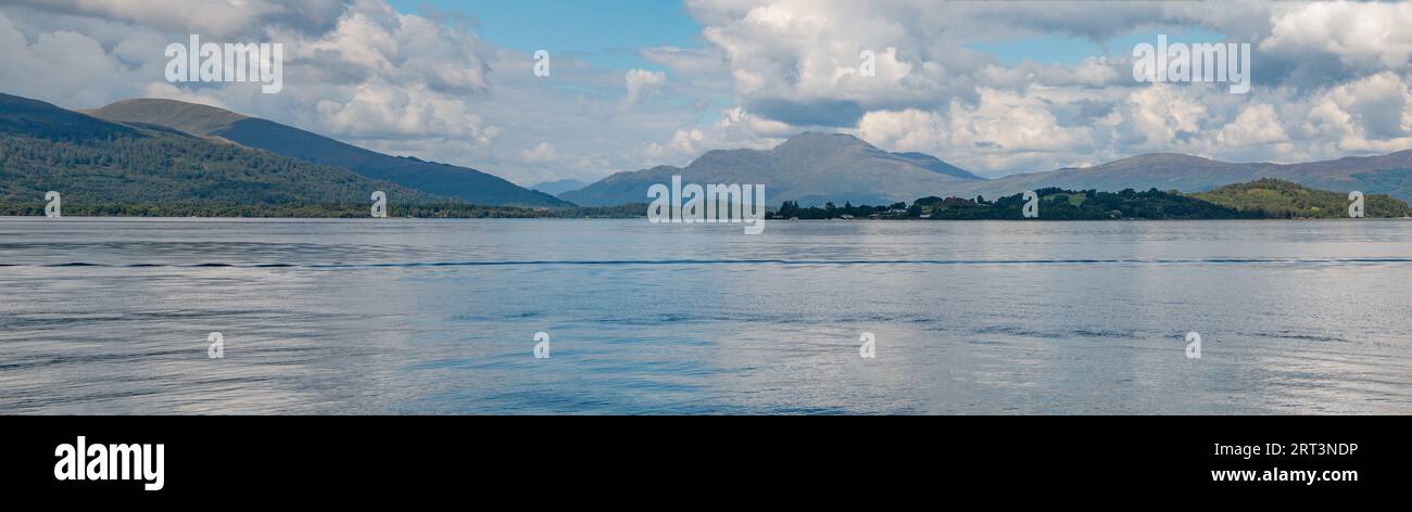 Vue imprenable sur le Loch Lomond par une belle journée ensoleillée, en Écosse Banque D'Images