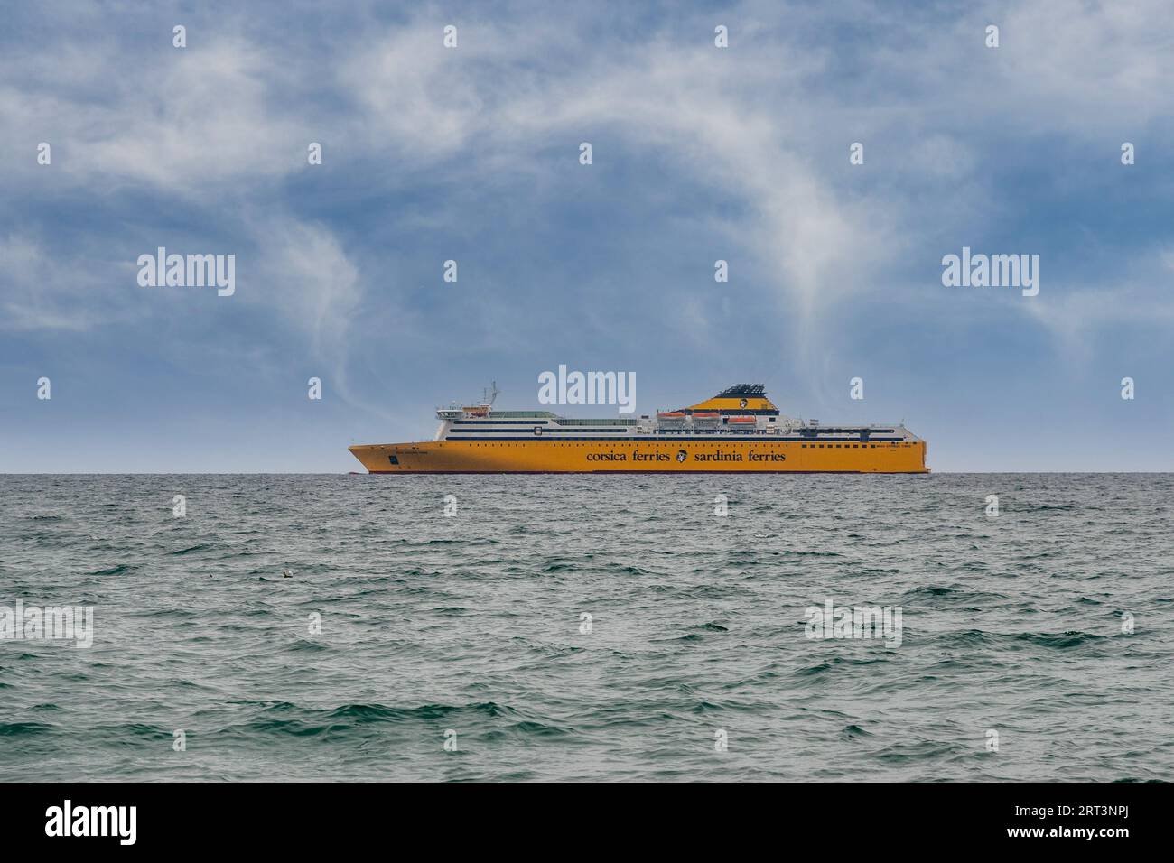 Ferry de la Corse-Sardaigne Ferries en navigation sur l'horizon marin, Savone, Ligurie, Italie Banque D'Images