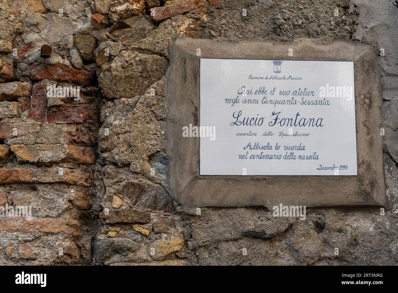 Plaque commémorative à l'extérieur de l'atelier de Lucio Fontana (1899-1968), peintre, céramiste et sculpteur, Pozzo Garitta, Albissola Marina, Savona Banque D'Images