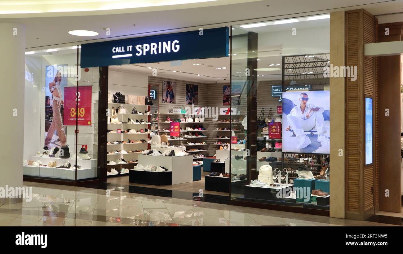 Dubaï, Émirats arabes Unis - 09-10-2023: "Call IT Spring" magasin de chaussures dans Burjuman Mall Banque D'Images