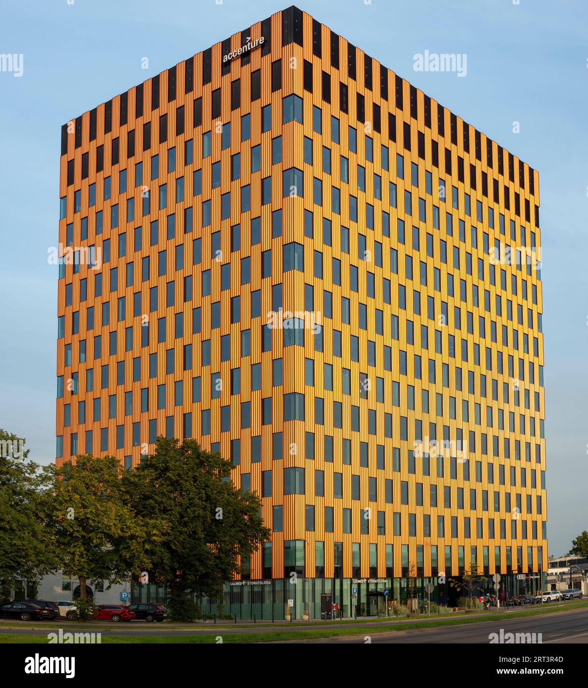Accenture Pologne et la façade en cuivre de l'immeuble de bureaux Wave à Aleja Grunvaldzka 347, Gdansk, Pologne, Europe, UE à partir de 2023 Banque D'Images