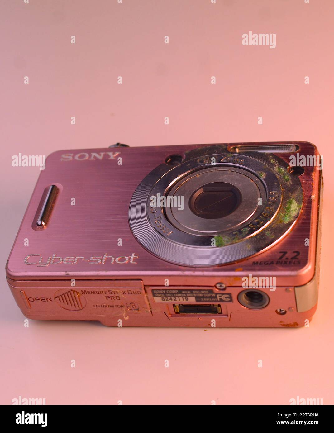Photo d'un petit appareil photo Cyber Shot rose Sony. Banque D'Images