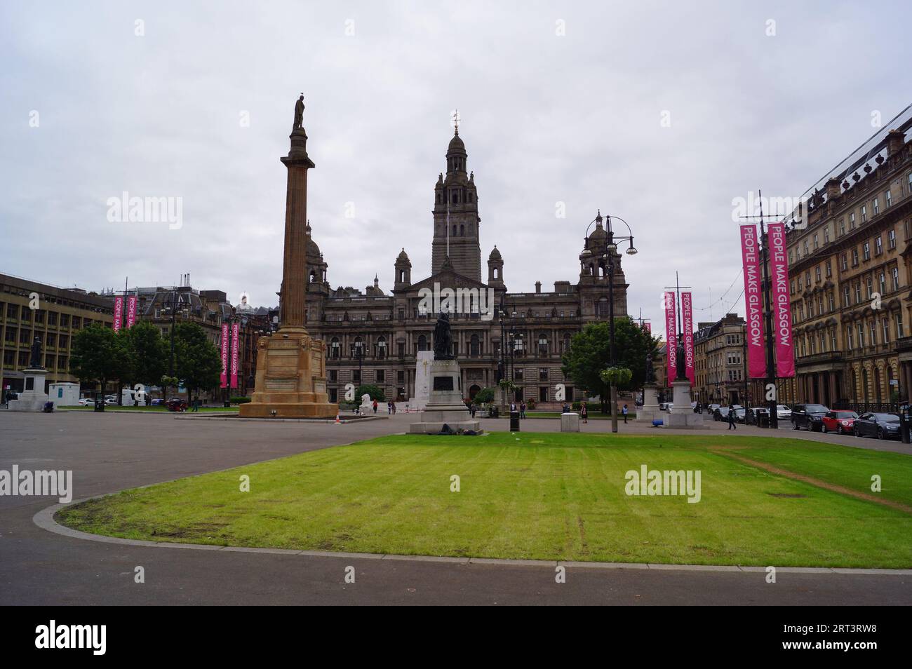 Glasgow, Écosse (Royaume-Uni) : vue de George Square avec les City Chambers, la colonne Sir Walter Scott et la statue de Robert Burns Banque D'Images