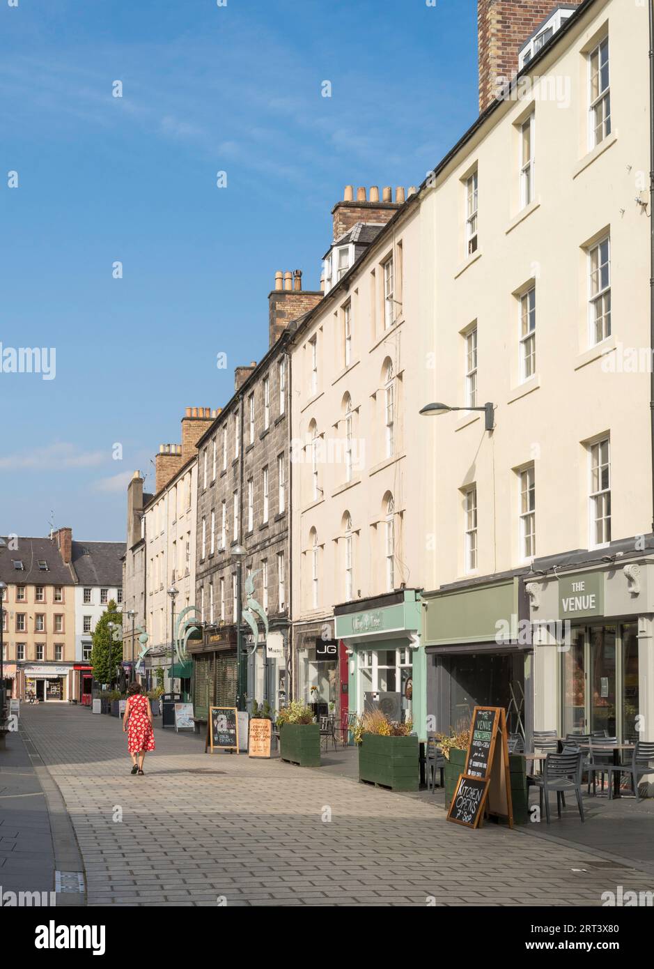 Femme marchant dans St John Street, centre-ville de Perth, Écosse, Royaume-Uni Banque D'Images