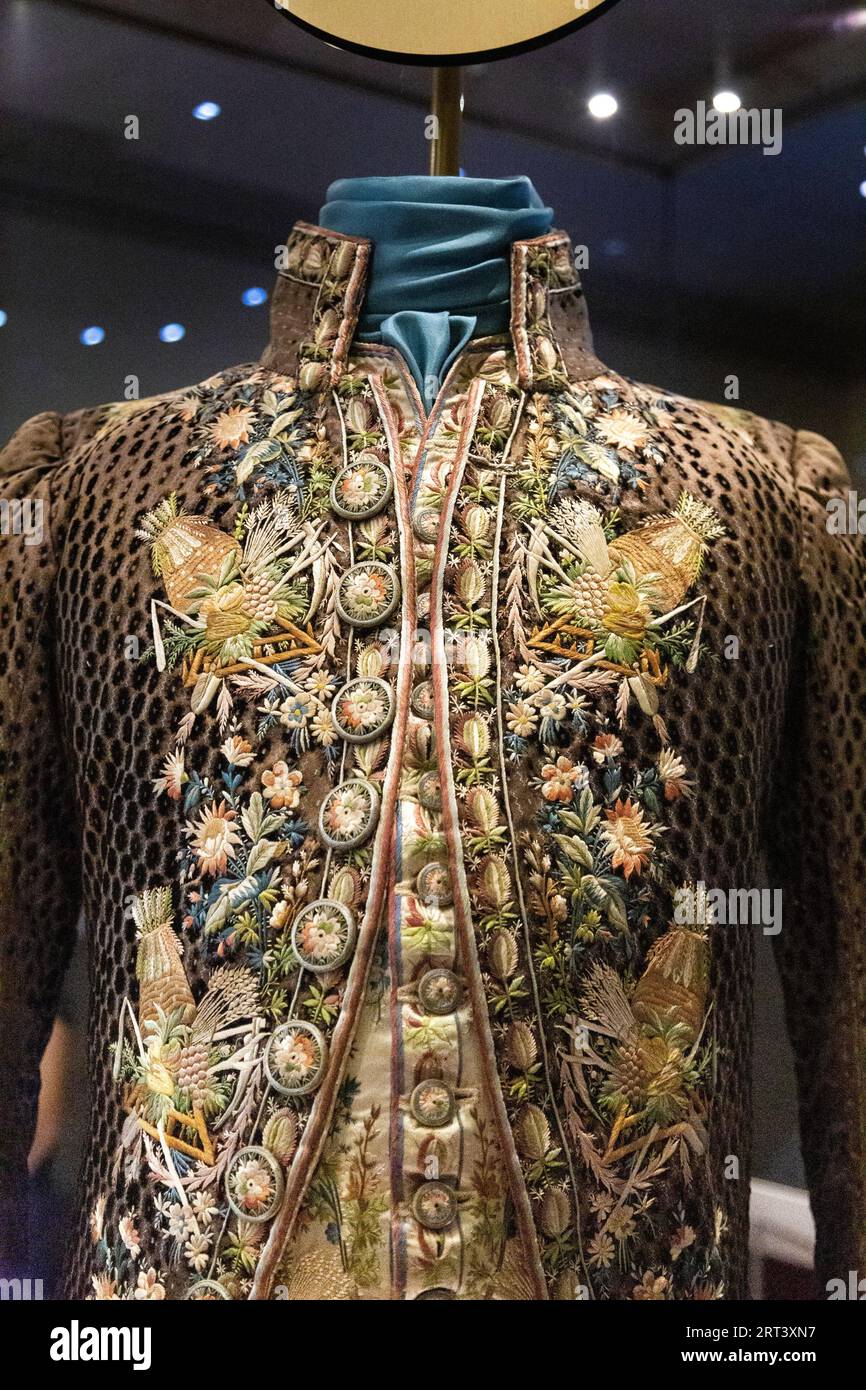 Costume de court pour homme du début des années 1800 avec broderie florale complexe, exposition Crown to Couture 2023, Kensington Palace, Londres, Royaume-Uni Banque D'Images