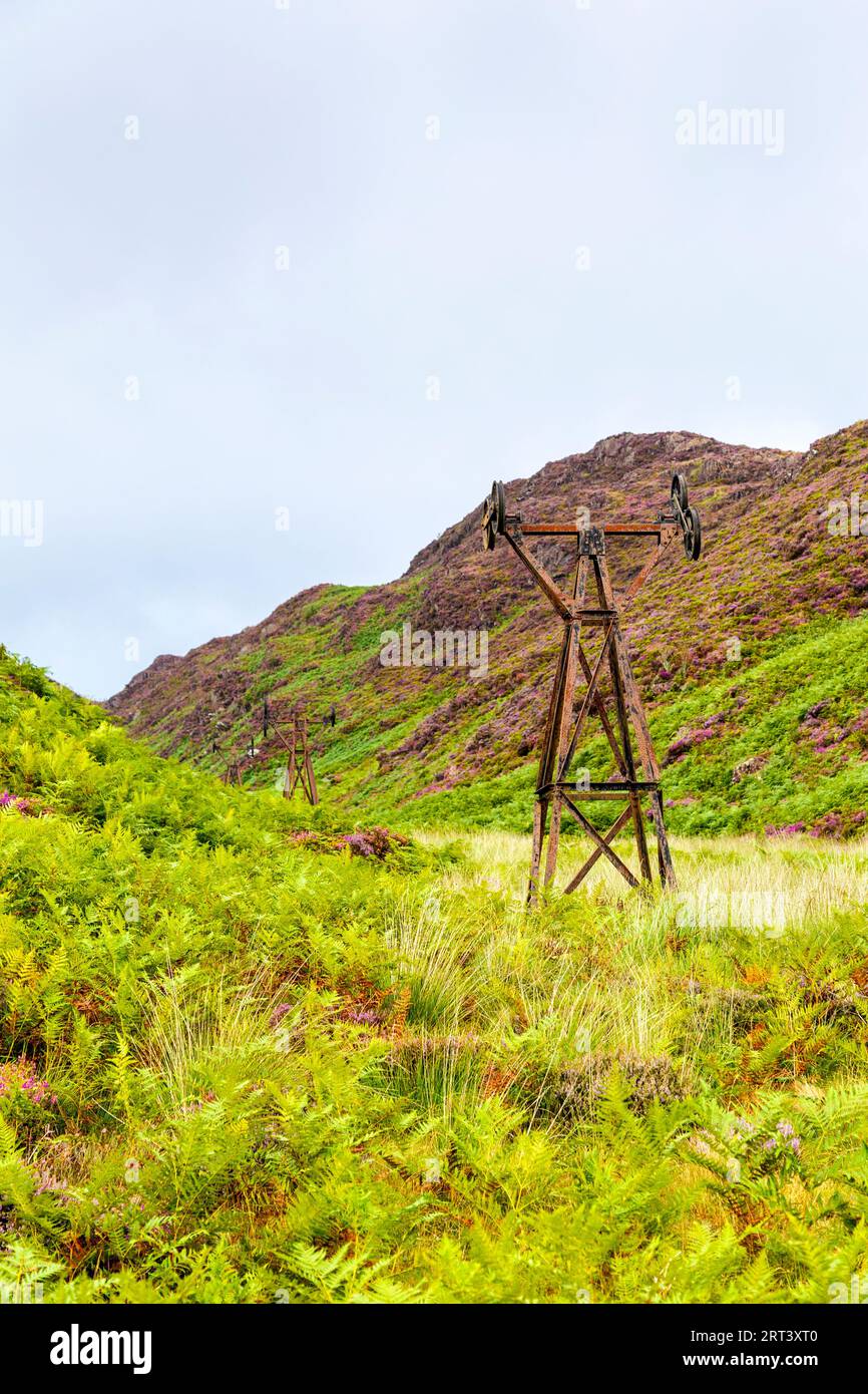 De vieux vestiges de téléphérique de mine de cuivre utilisés pour transporter le minerai de cuivre à Nantmor le long de la piste jusqu'au sommet de Mynydd Sygyn, Snowdonia, pays de Galles, Royaume-Uni Banque D'Images De vieux vestiges de téléphérique de mine de cuivre utilisés pour transporter le minerai de cuivre à Nantmor le long de la piste jusqu'au sommet de Mynydd Sygyn, Snowdonia, pays de Galles, Royaume-Uni Banque D'Images