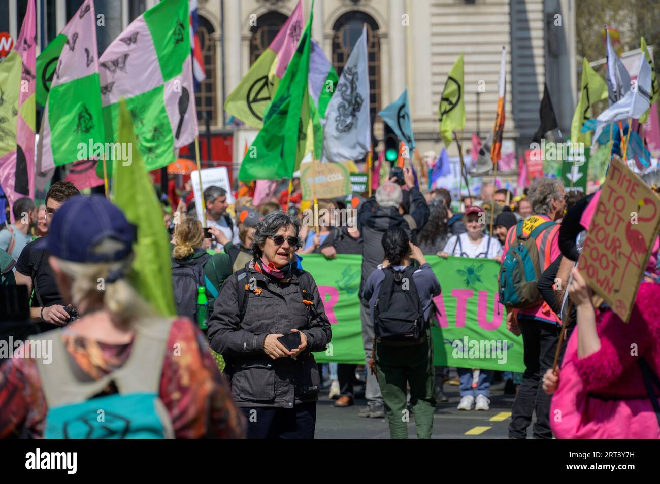 LONDRES - 22 avril 2023 : une émeute de couleurs : la marche de protestation contre la rébellion de l'extinction à Londres se déroule comme une manifestation vibrante et dynamique d'activités climatiques Banque D'Images