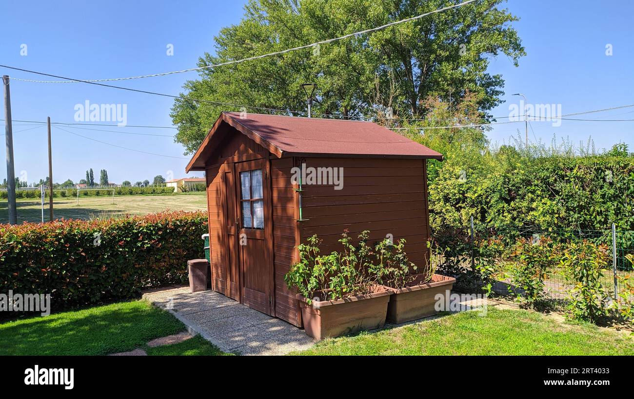 Maison en bois dans le jardin Banque D'Images
