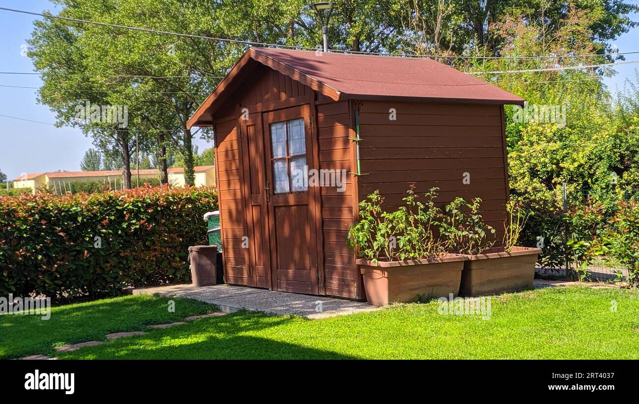 Maison en bois dans le jardin Banque D'Images