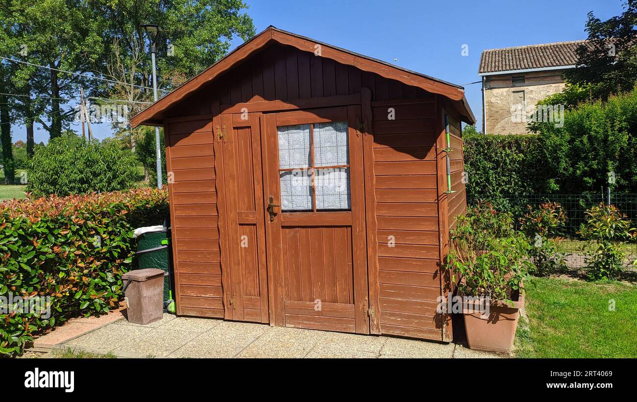 Maison en bois dans le jardin Banque D'Images