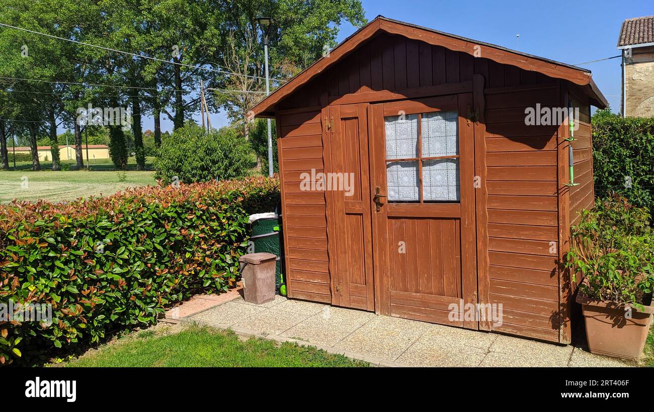 Maison en bois dans le jardin Banque D'Images