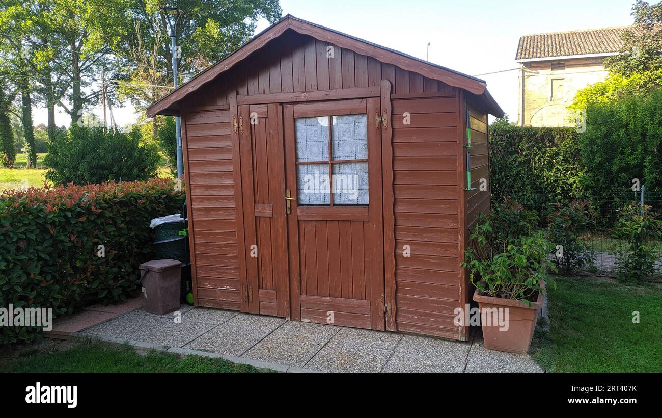 Maison en bois dans le jardin Banque D'Images
