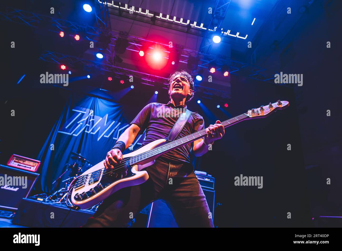 Horsens, Danemark. 12h, août 2023. Le groupe de rock canadien Danko Jones donne un concert live lors du festival de Metal danois Jailbreak 2023 à Horsens. Ici, le bassiste John Calabrese est vu en direct sur scène. (Crédit photo : Gonzales photo - Rolf Meldgaard). Banque D'Images