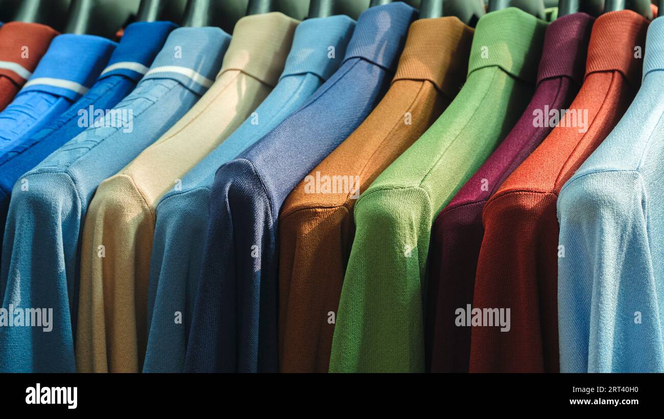 T-shirts d'été colorés sur le marché, polos multicolores sur le marché Banque D'Images