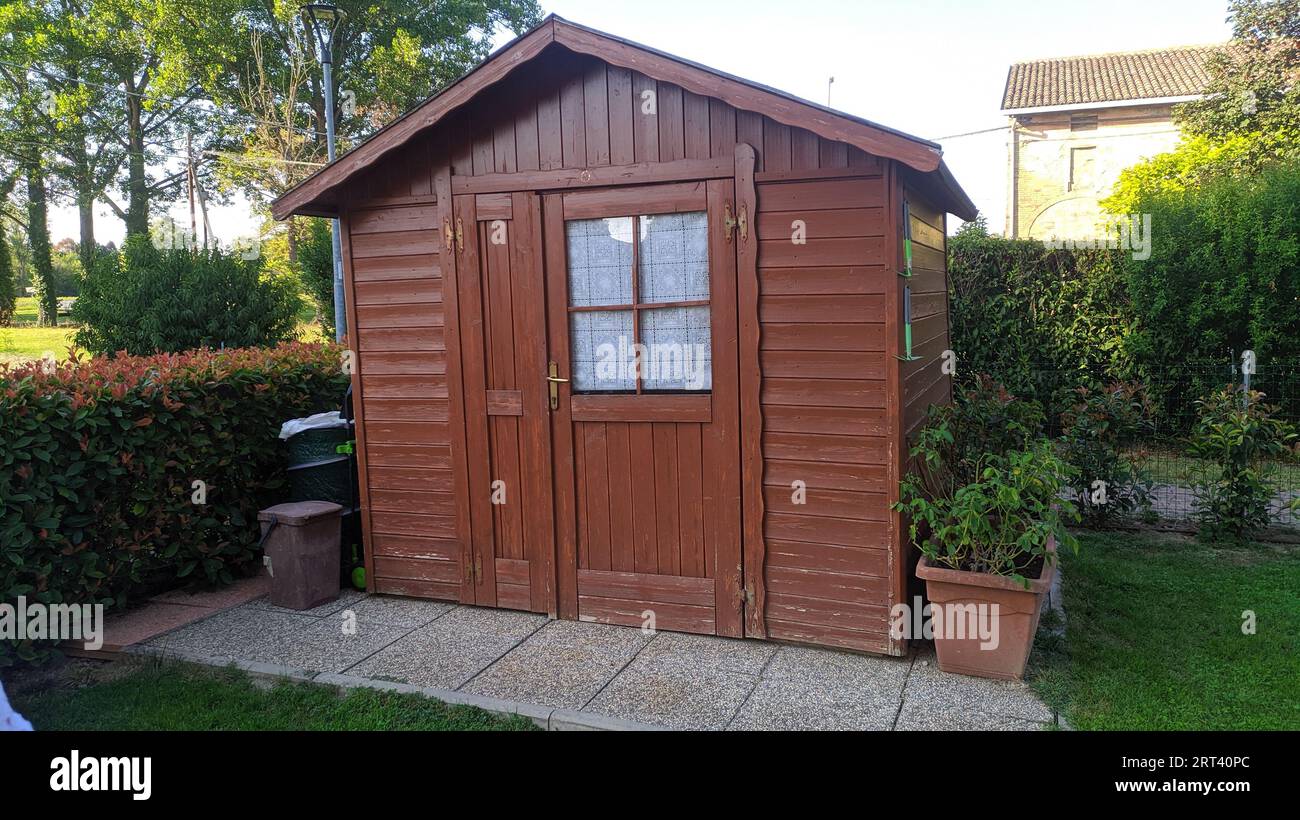 Maison en bois dans le jardin pour outils Banque D'Images