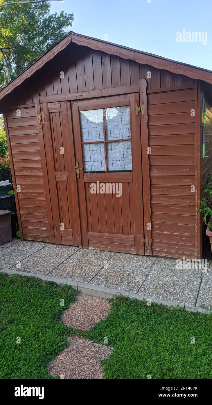 Maison en bois dans le jardin pour outils Banque D'Images