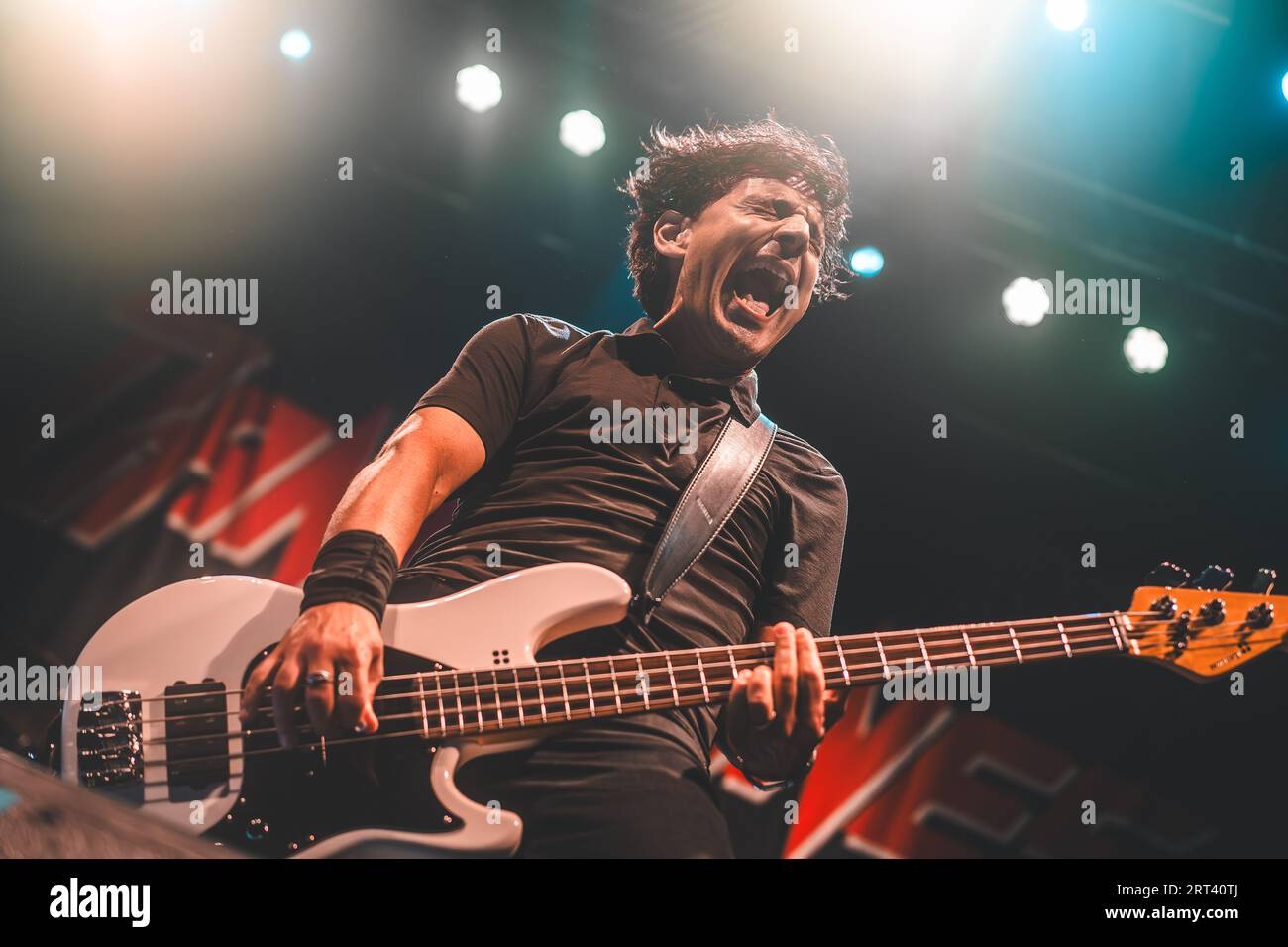 Horsens, Danemark. 12h, août 2023. Le groupe de rock canadien Danko Jones donne un concert live lors du festival de Metal danois Jailbreak 2023 à Horsens. Ici, le bassiste John Calabrese est vu en direct sur scène. (Crédit photo : Gonzales photo - Rolf Meldgaard). Banque D'Images