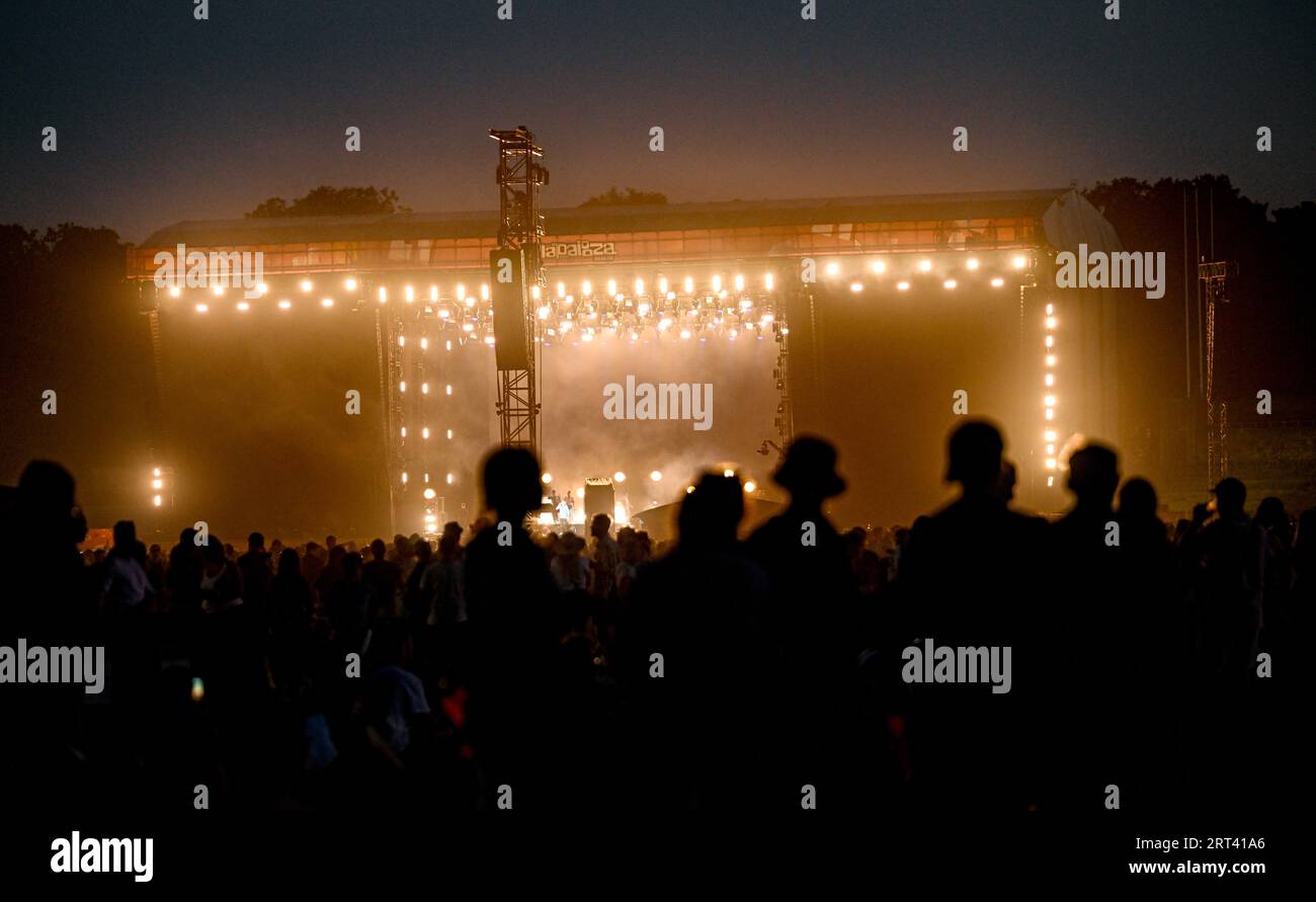 Berlin, Allemagne. 10 septembre 2023. Les visiteurs célèbrent au festival Lollapalooza Berlin sur le terrain de l'Olympiastadion devant la scène principale. Crédit : Britta Pedersen/dpa/Alamy Live News Banque D'Images