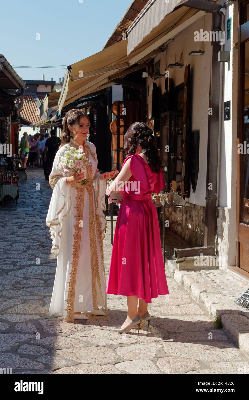 Mariée et demoiselle d'honneur dans le célèbre quartier historique de Sarajevo, Baščaršija, Bosnie-Herzégovine, 10 septembre 2023 Banque D'Images