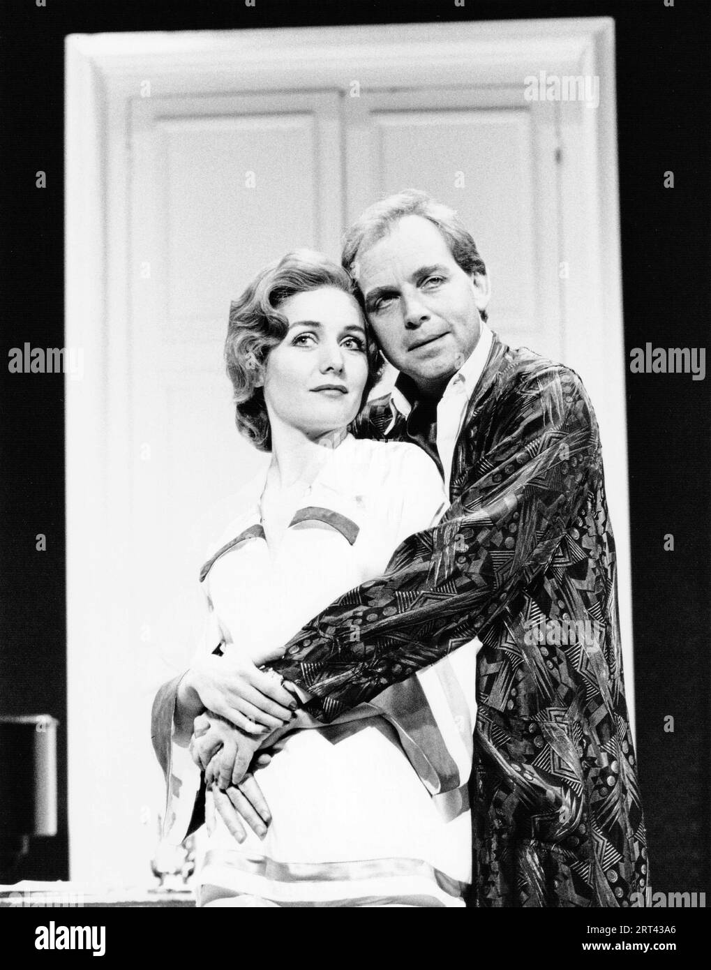 Caroline Langrishe (Amanda Prynne), Patrick Ryecart (Elyot Chase) dans LA VIE PRIVÉE par Noel Coward au Palace Theatre, Watford, Angleterre 01/03/1994 scénographie : Tim Goodchild costumes : Norman Coates éclairage : Jon Linstrum réalisateur : Lou Stein Banque D'Images