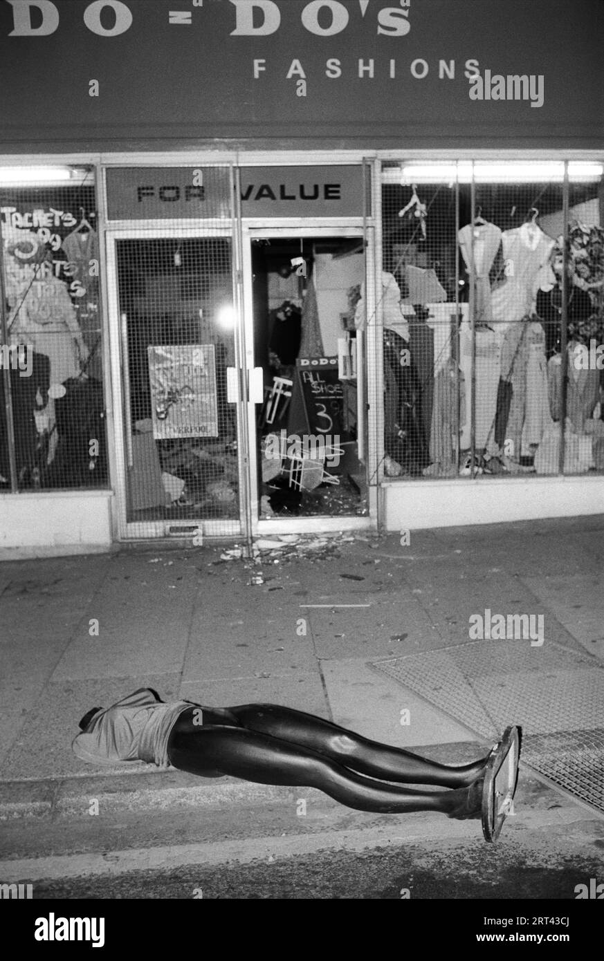 Toxteth Riots 1980s UK. Un magasin pillé, le magasin Do Do Do's Fashions, un mannequin repose sur le trottoir. Toxteth, Liverpool 8, Angleterre juillet 1981. HOMER SYKES Banque D'Images