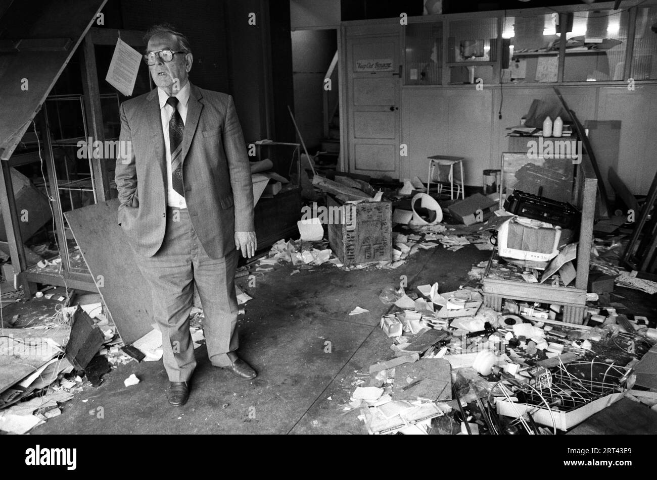 Toxteth Riot, Royaume-Uni 1981 le matin après les émeutes, un commerçant se tenait debout dans son magasin qui a été détruit par les émeutes. Liverpool 8 Lancashire juillet 1980s HOMER SYKES Banque D'Images
