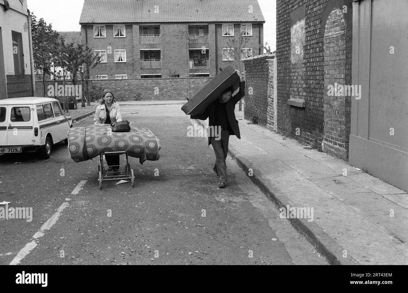 Toxteth Riots Reporter Toxteth Riots 1981 UK.le matin après la nuit des émeutes, un couple ...