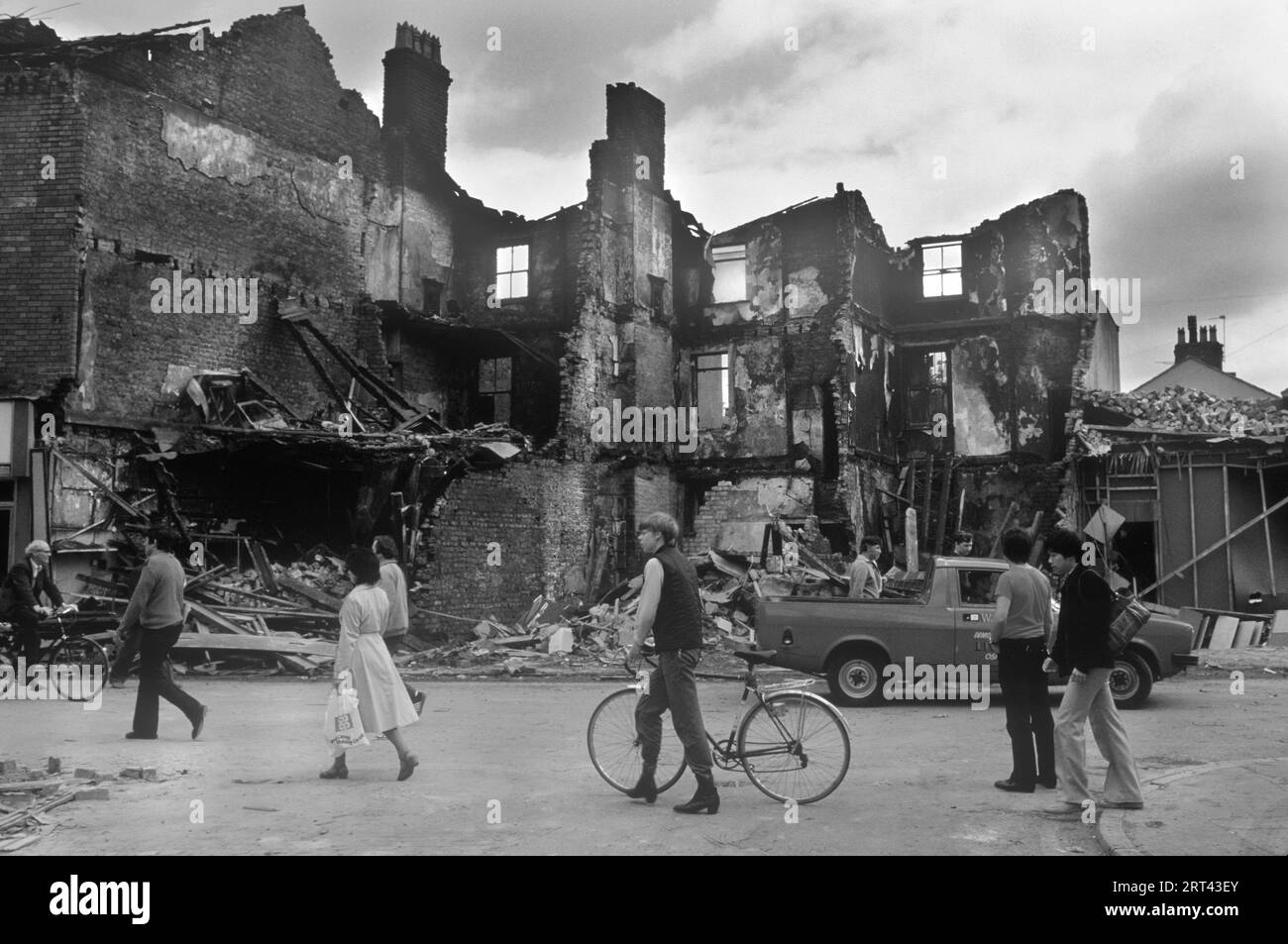 Toxteth Riots 1981 UK.le matin après la nuit des émeutes, une population locale sort dans la rue pour étudier les dommages causés par les émeutes, l'épuisement professionnel et les bâtiments détruits. Toxteth, Liverpool 8, Angleterre vers juillet 1980s HOMER SYKES Banque D'Images