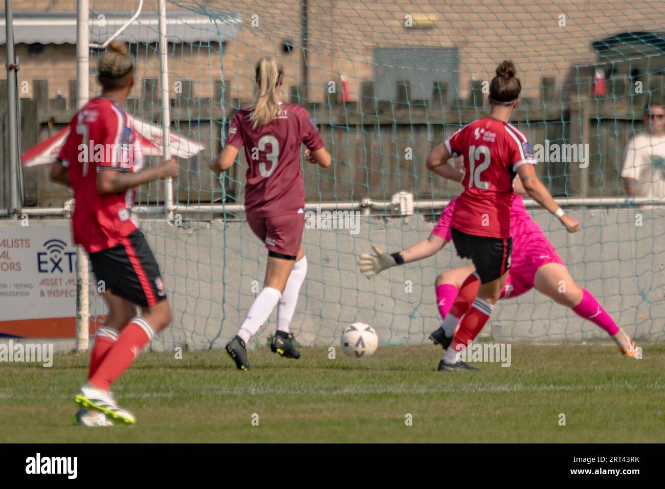 Lincoln, Royaume-Uni. 10 septembre 2023. Toni Mchamilton de Lincoln City Ladies no 12 bat la gardienne de but Katie McLean de Northampton Town Ladies pour marquer le premier but dans une victoire 4-0 et son 1e but d'un tour du chapeau dans ce match. Clive Stapleton Photography/Alamy Live News Banque D'Images