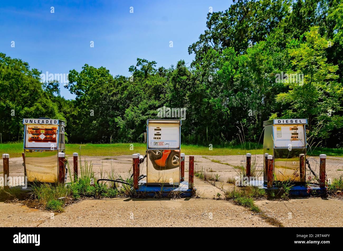 Des pompes à essence abandonnées sont photographiées à Donna’s Grocery and Deli, le 4 août 2023, à Coden, en Alabama. Banque D'Images Des pompes à essence abandonnées sont photographiées à Donna’s Grocery and Deli, le 4 août 2023, à Coden, en Alabama. Banque D'Images