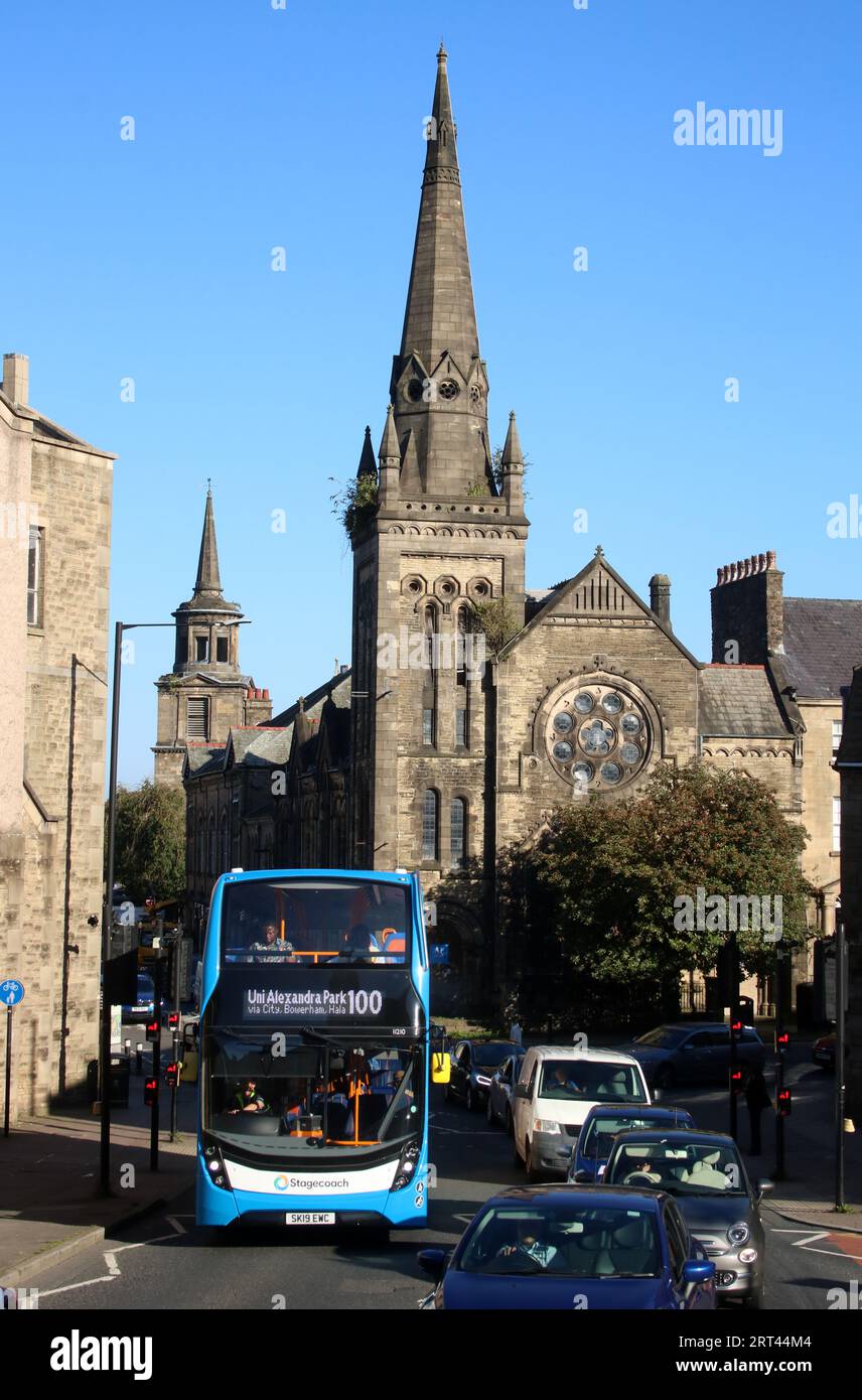 Vue sur la route principale A6 à Lancaster de Great John St en regardant vers Stonewell