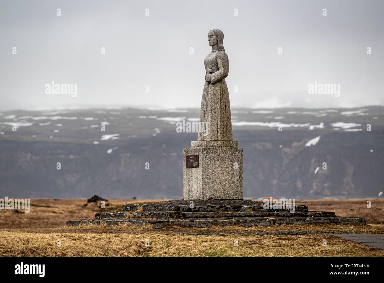 Landsýn (« Terre en vue ») est une statue de granit sculptée par le sculpteur islandais Gunnfríður Jónsdóttir (1889-1968) en 1950 Banque D'Images