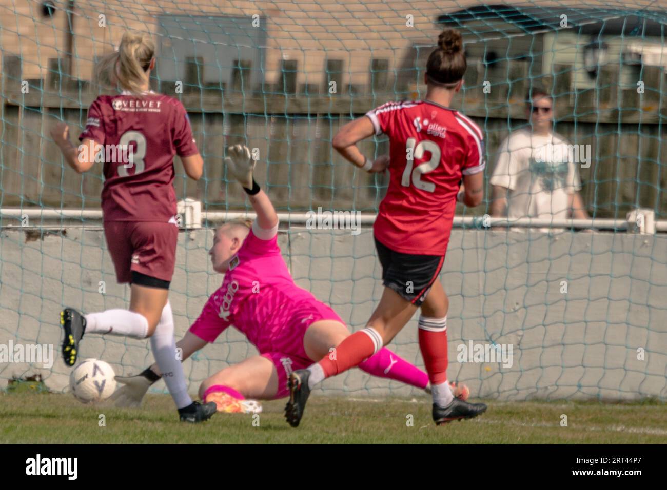 Lincoln, Royaume-Uni. 10 septembre 2023. Toni Mchamilton de Lincoln City Ladies no 12 bat la gardienne de but Katie McLean de Northampton Town Ladies pour marquer le premier but dans une victoire 4-0 et son 1e but d'un tour du chapeau dans ce match. Clive Stapleton Photography/Alamy Live News Banque D'Images