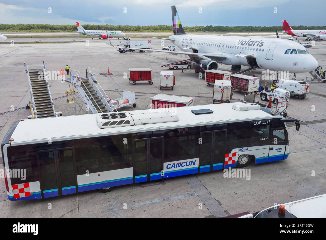 queretaro, Queretaro, 20 08 23, Cancun bus de passagers de la compagnie aérienne stationné devant un avion Banque D'Images