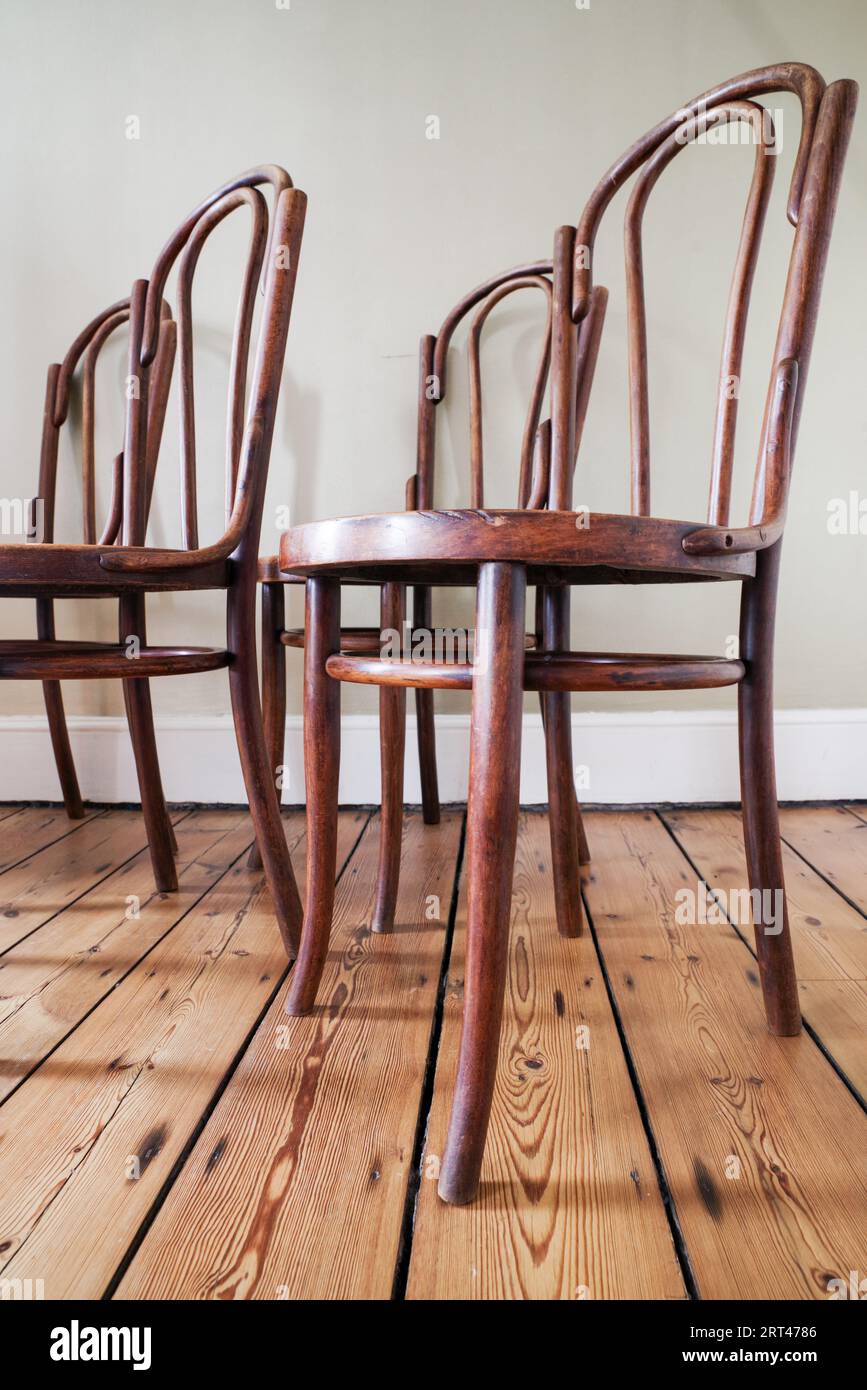 Les chaises antiques en bois de bois de bois de bouleau de style Thonet - comme cette chaise fabriquée par Mundus circa 1920 - sont très populaires dans le design d'intérieur Banque D'Images