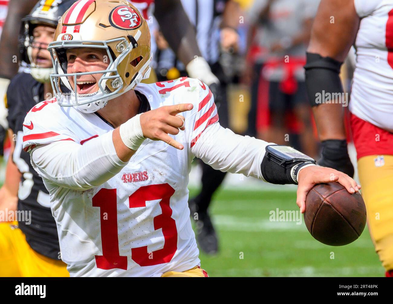 Pittsburgh, États-Unis. 10 septembre 2023. Le quarterback des 49ers de San Francisco, Brock Purdy (13 ans), marque le premier à décrocher après sa course de 18 yards au quatrième quart-temps de la victoire 30-7 contre les Steelers de Pittsburgh au stade Arisure, le dimanche 10 septembre 2023 à Pittsburgh. Photo d'Archie Carpenter/UPI crédit : UPI/Alamy Live News Banque D'Images