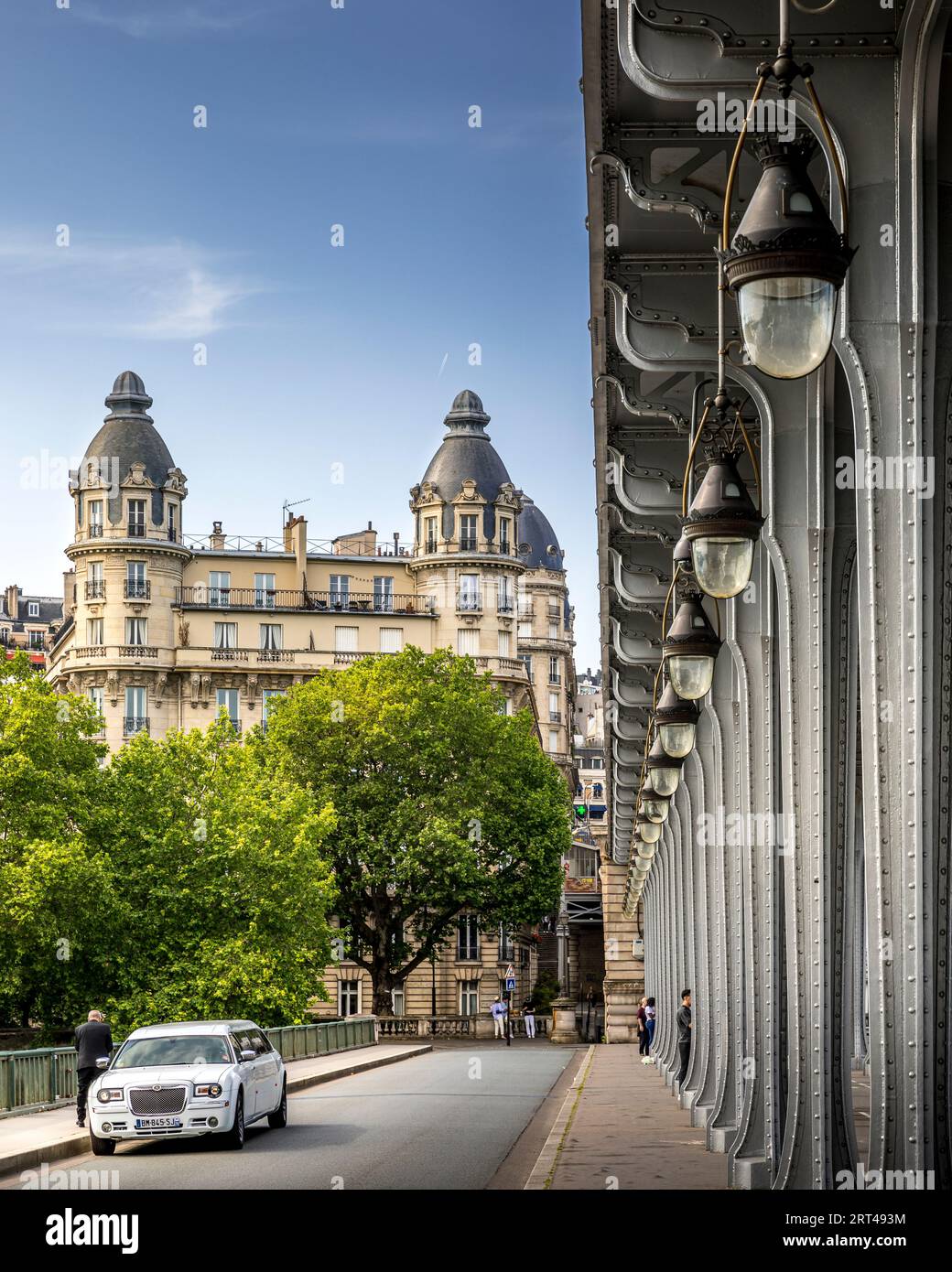 Paris, France - 27 mai 2023 : bâtiments haussmanniens près du pont Bir Hakeim à Paris Banque D'Images