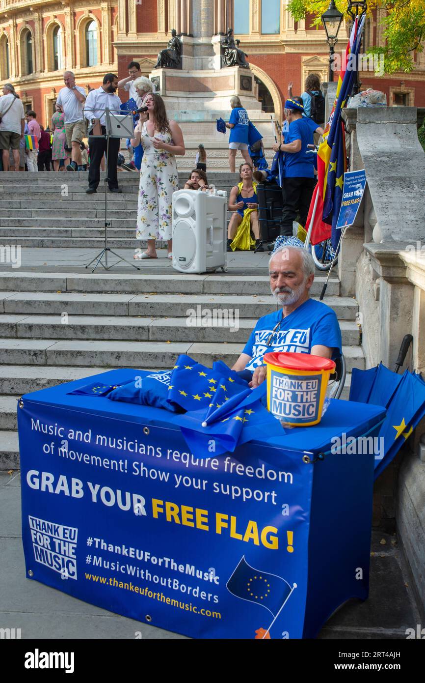 9 septembre 2023, Londres, Royaume-Uni - l'équipe des drapeaux de l'UE aux Proms distribue des milliers de drapeaux pour les spectateurs de concerts qui seront diffusés à la télévision en direct la dernière nuit des Proms de la BBC en soutien à une campagne de réintégration dans l'UE et de soutien aux musiciens et artistes qui ont été touchés de manière disproportionnée par le la suppression de la libre circulation rend très difficiles les déplacements et le travail dans d'autres pays de l'UE. Banque D'Images