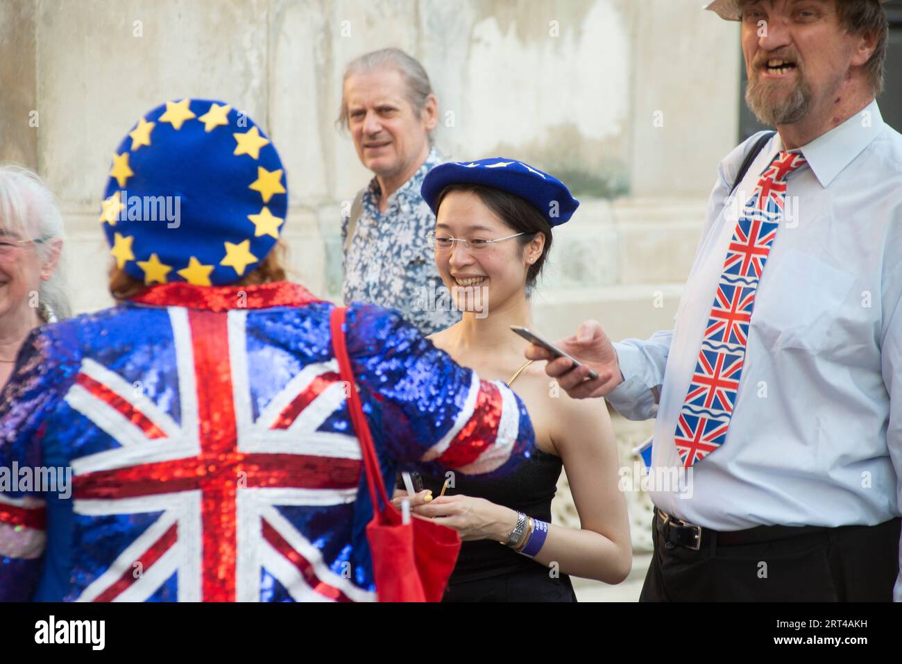 9 septembre 2023, Londres, Royaume-Uni - Queuing pour entrer. L'équipe des drapeaux de l'UE aux Proms distribue des milliers de drapeaux pour les spectateurs de concerts à la télévision en direct la dernière nuit des Proms de la BBC en soutien à une campagne de réintégration dans l'UE et de soutien aux musiciens et artistes qui ont été touchés de manière disproportionnée par la suppression des la libre circulation rend très difficiles les déplacements et le travail dans d'autres pays de l'UE. Banque D'Images