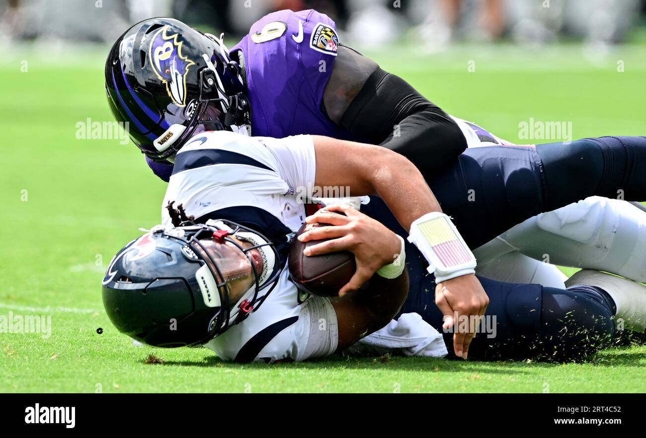 Baltimore, États-Unis. 10 septembre 2023. Le quarterback des Texans de Houston, C.J. Stroud (7 ans), est limogé pour une défaite par le linebacker des Ravens de Baltimore, Patrick Queen (6 ans), lors de la première au M&T Bank Stadium de Baltimore, Maryland, le dimanche 10 septembre 2023. Photo de David Tulis/UPI crédit : UPI/Alamy Live News Banque D'Images