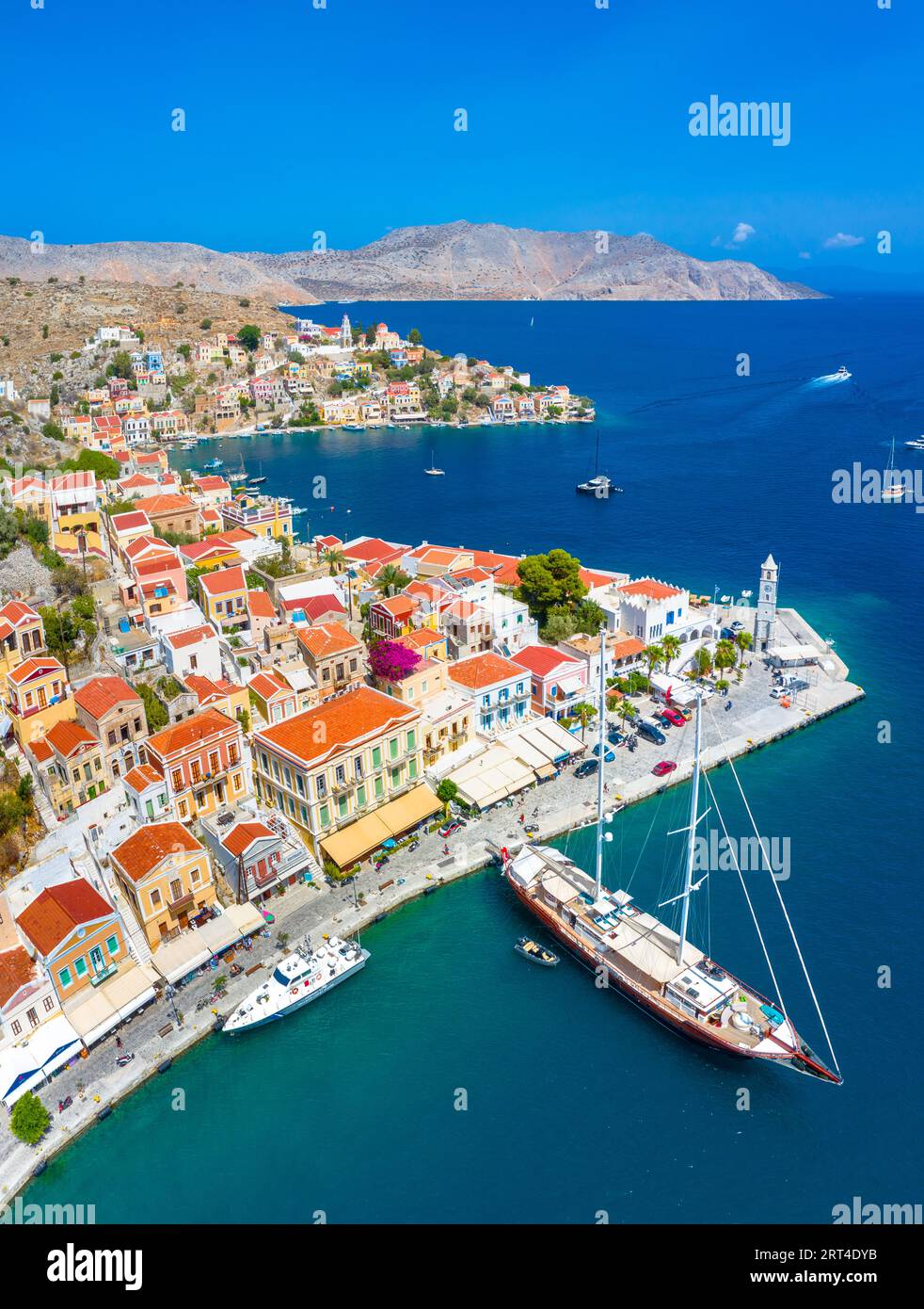 Village de maisons colorées sur l'île de Symi, îles du Dodécanèse, Grèce. Banque D'Images