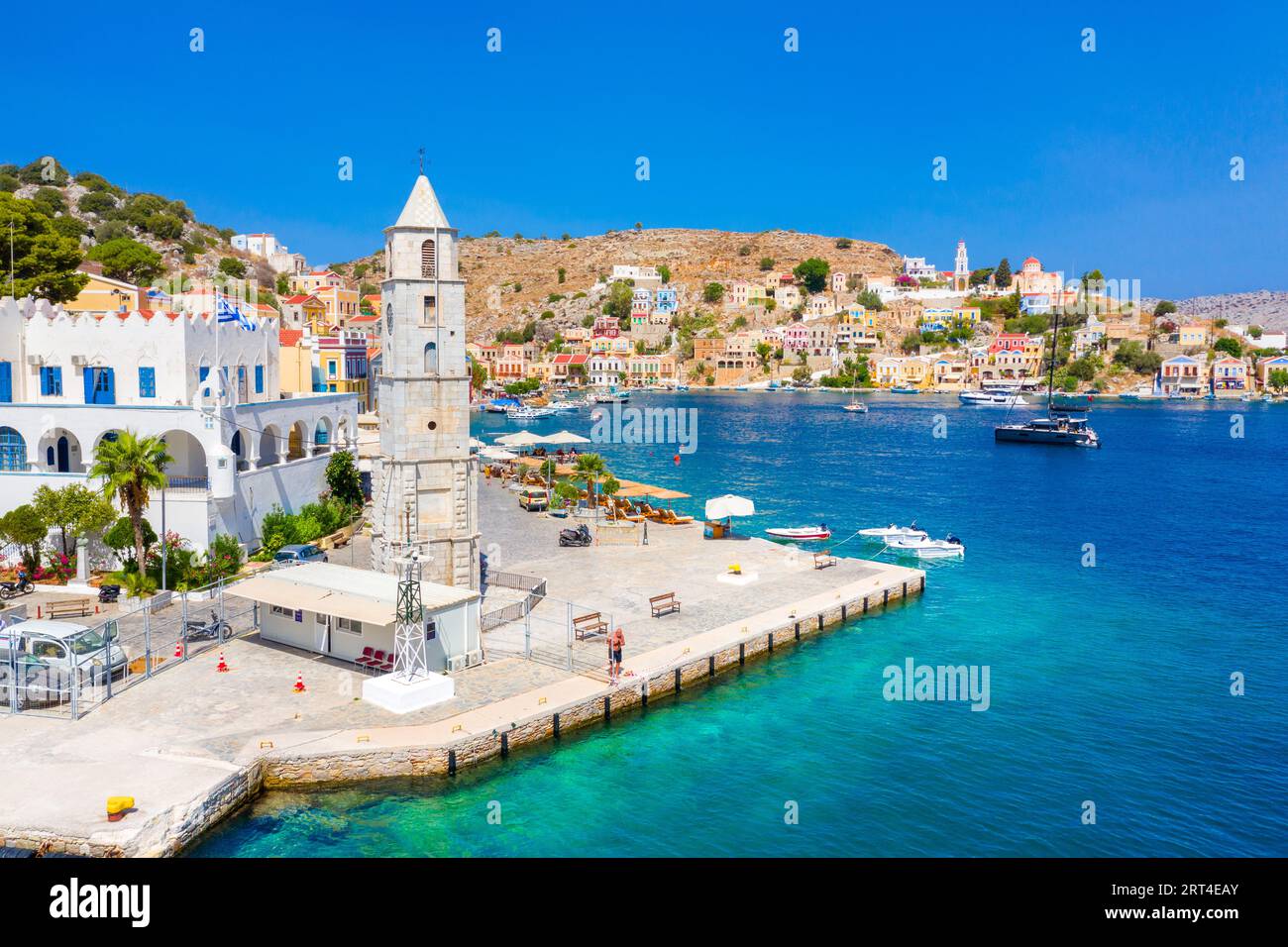 Village de maisons colorées sur l'île de Symi, îles du Dodécanèse, Grèce. Banque D'Images