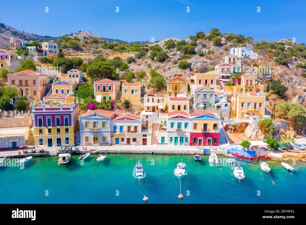 Village de maisons colorées sur l'île de Symi, îles du Dodécanèse, Grèce. Banque D'Images