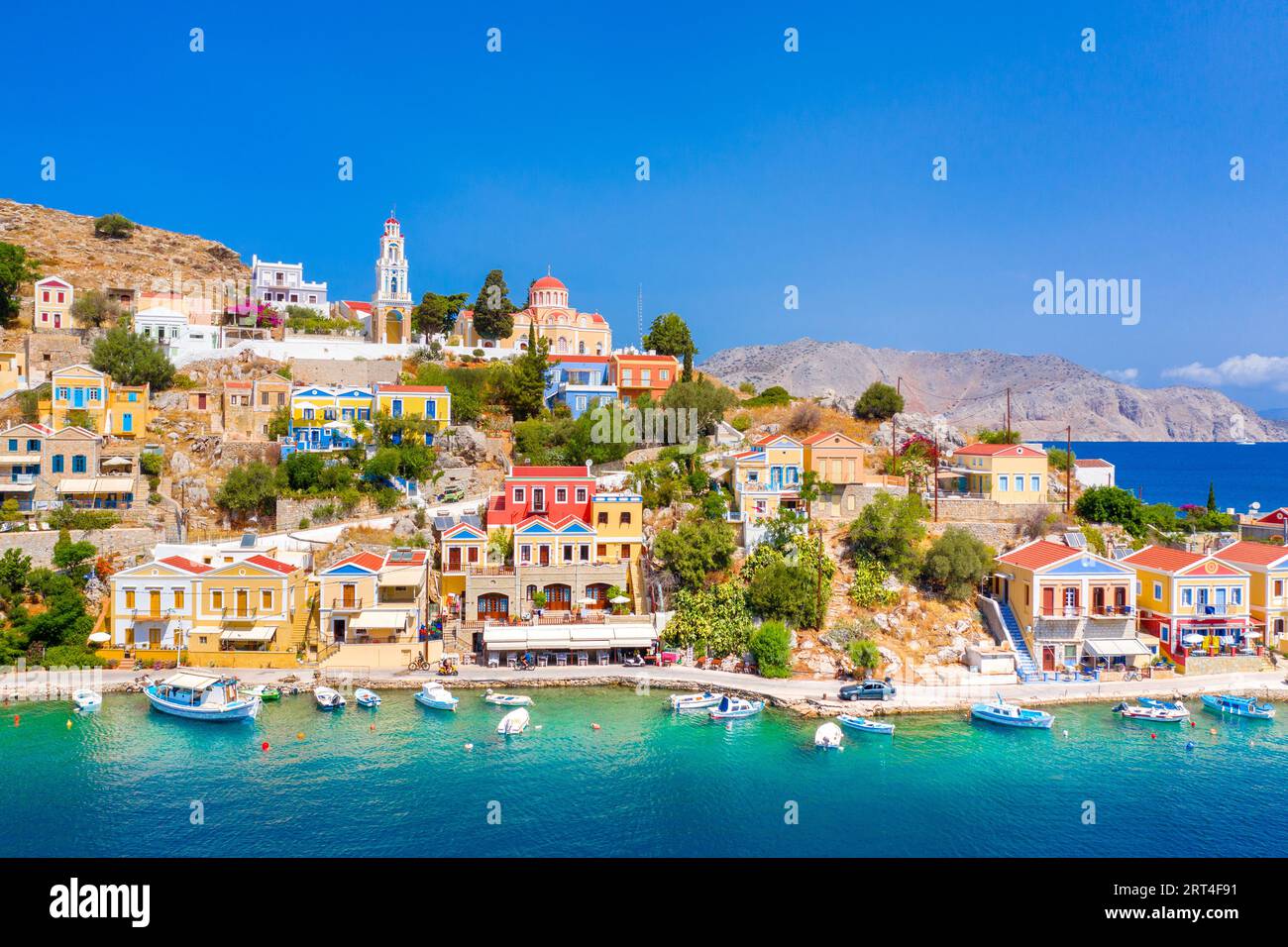 Village de maisons colorées sur l'île de Symi, îles du Dodécanèse, Grèce. Banque D'Images