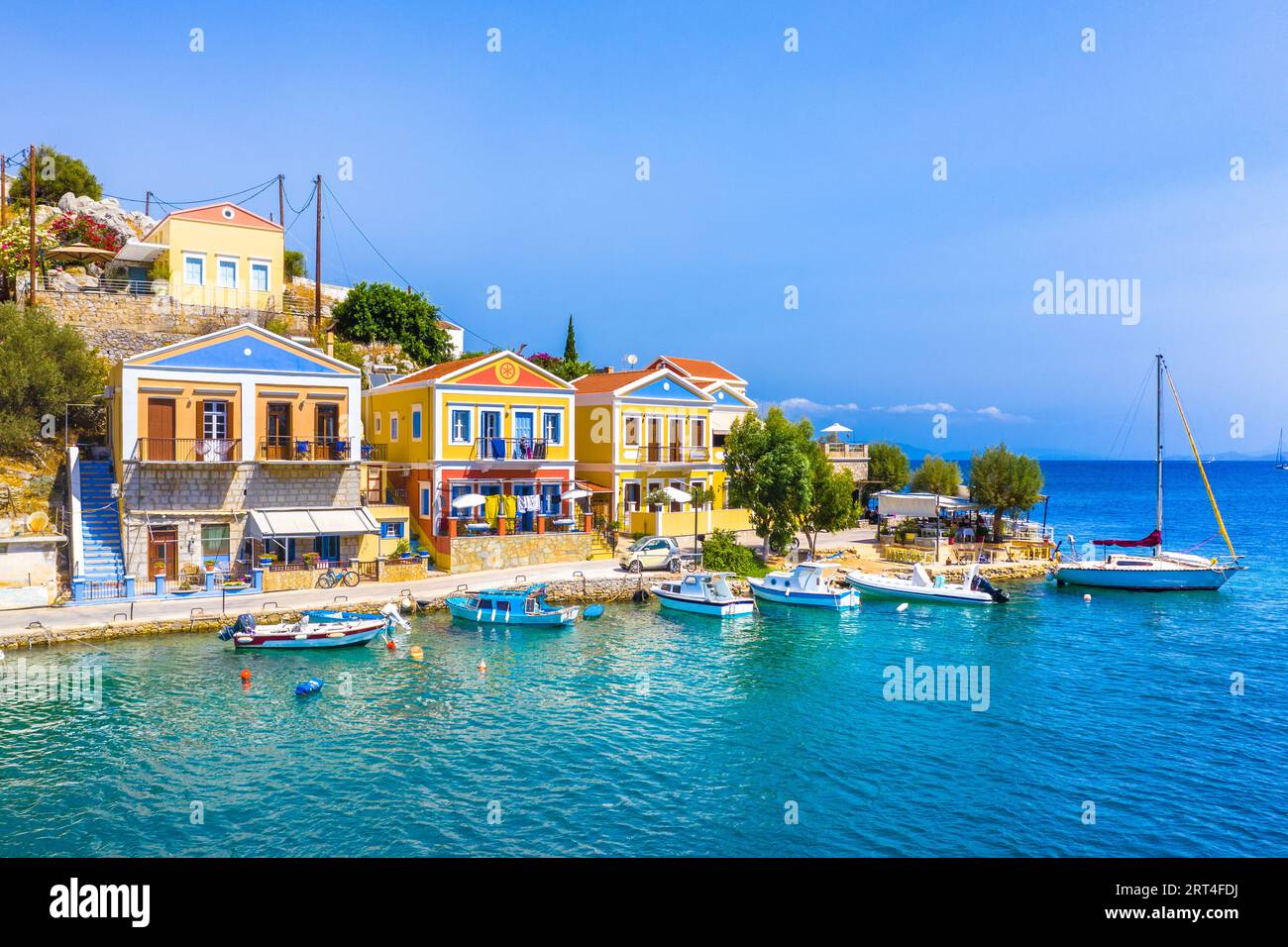 Village de maisons colorées sur l'île de Symi, îles du Dodécanèse, Grèce. Banque D'Images
