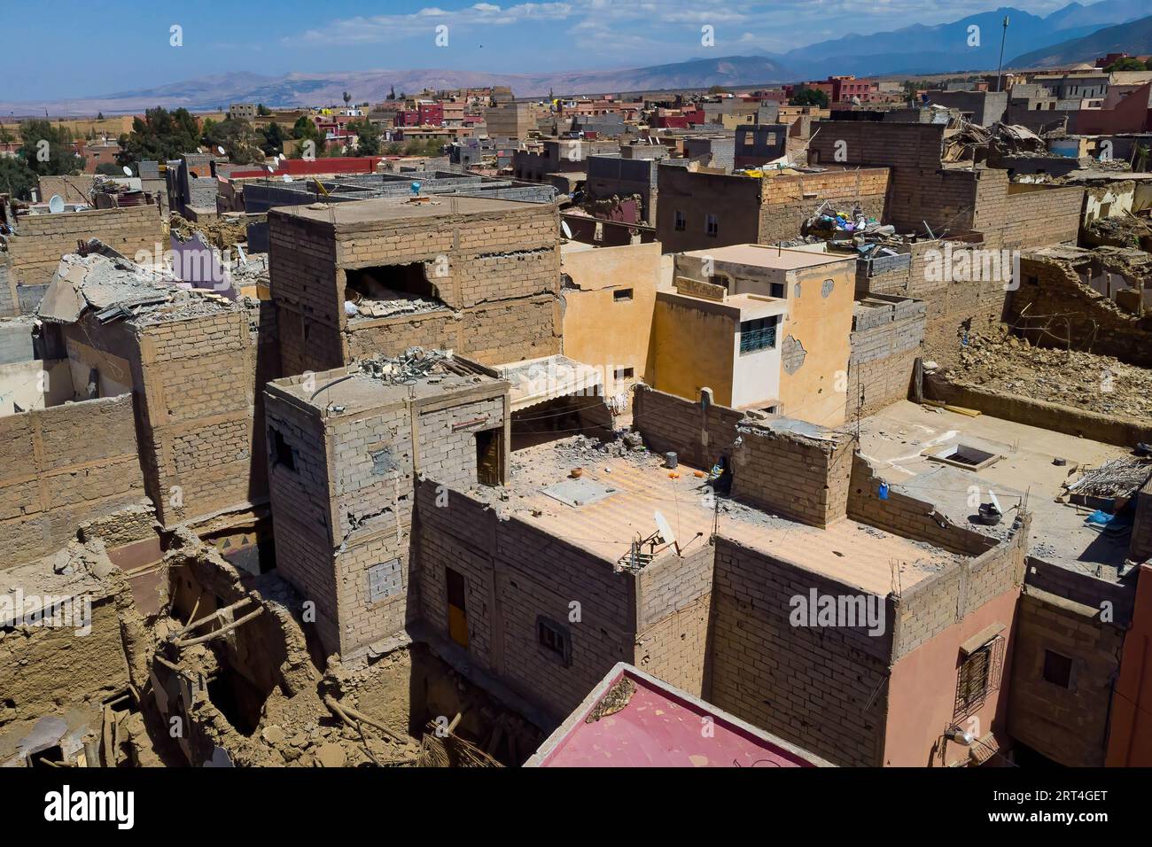 Amizmiz, Maroc. 10 septembre 2023. (NOTE DE LA RÉDACTION : image prise avec un drone)vue aérienne des bâtiments et des maisons endommagés par le tremblement de terre sont vus d'en haut. Le séisme de magnitude 6,8 a frappé vendredi 8 septembre à 70 km au sud de Marrakech, et a été l'un des plus forts et des plus meurtriers de l'histoire du Maroc, avec plus de 2000 morts et des milliers de blessés. (Photo Davide Bonaldo/SOPA Images/Sipa USA) crédit : SIPA USA/Alamy Live News Banque D'Images